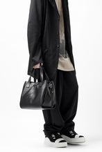 Load image into Gallery viewer, discord Yohji Yamamoto Gusset Diaphragm Tote Bag (M) / Smooth Cow Leather (BLACK)