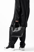 Load image into Gallery viewer, discord Yohji Yamamoto Gusset Diaphragm Tote Bag (M) / Smooth Cow Leather (BLACK)