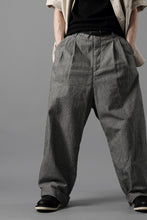 Load image into Gallery viewer, N/07 2 TUCKS WIDE TAPERED TROUSERS / SELVEDGE HICKORY STRIPES DENIM (ONE WASHED) (BLACK x WHITE)