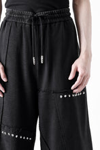 画像をギャラリービューアに読み込む, Feng Chen Wang PANELLED STRAIGHT SWEATPANTS (BLACK)