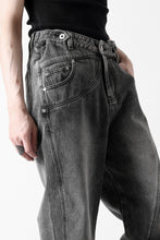 画像をギャラリービューアに読み込む, Feng Chen Wang CROSS WAISTBAND STRAIGHT LEG JEANS (BLACK)