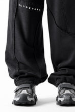 画像をギャラリービューアに読み込む, Feng Chen Wang PANELLED STRAIGHT SWEATPANTS (BLACK)