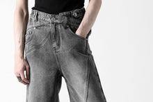 画像をギャラリービューアに読み込む, Feng Chen Wang CROSS WAISTBAND STRAIGHT LEG JEANS (BLACK)