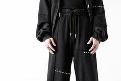 画像をギャラリービューアに読み込む, Feng Chen Wang PANELLED STRAIGHT SWEATPANTS (BLACK)