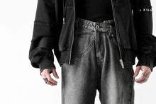 画像をギャラリービューアに読み込む, Feng Chen Wang CROSS WAISTBAND STRAIGHT LEG JEANS (BLACK)