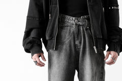 画像をギャラリービューアに読み込む, Feng Chen Wang CROSS WAISTBAND STRAIGHT LEG JEANS (BLACK)