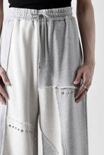 画像をギャラリービューアに読み込む, Feng Chen Wang PANELLED STRAIGHT SWEATPANTS (GREY)