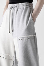 画像をギャラリービューアに読み込む, Feng Chen Wang PANELLED STRAIGHT SWEATPANTS (GREY)