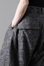 Load image into Gallery viewer, A.F ARTEFACT ZIP FOLDING TUCK SHORTS / PAISLEY PATTERN (D.GREY)