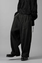 Load image into Gallery viewer, N/07 2 TUCKS WIDE TAPERED TROUSERS / HERRING BONE (GARMENT DYED) (BLACK)