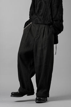 Load image into Gallery viewer, N/07 2 TUCKS WIDE TAPERED TROUSERS / HERRING BONE (GARMENT DYED) (BLACK)