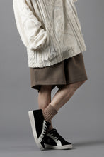 Load image into Gallery viewer, N/07 2 TUCKS EASY SHORTS / RIBBED CARDBOARD KNIT JERSEY (KHAKI)