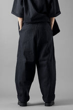 画像をギャラリービューアに読み込む, N/07 3 STITCHES WIDE TAPERED TROUSERS / HEAVY C/LI BUTCHER STRIPES (BLACK NAVY)