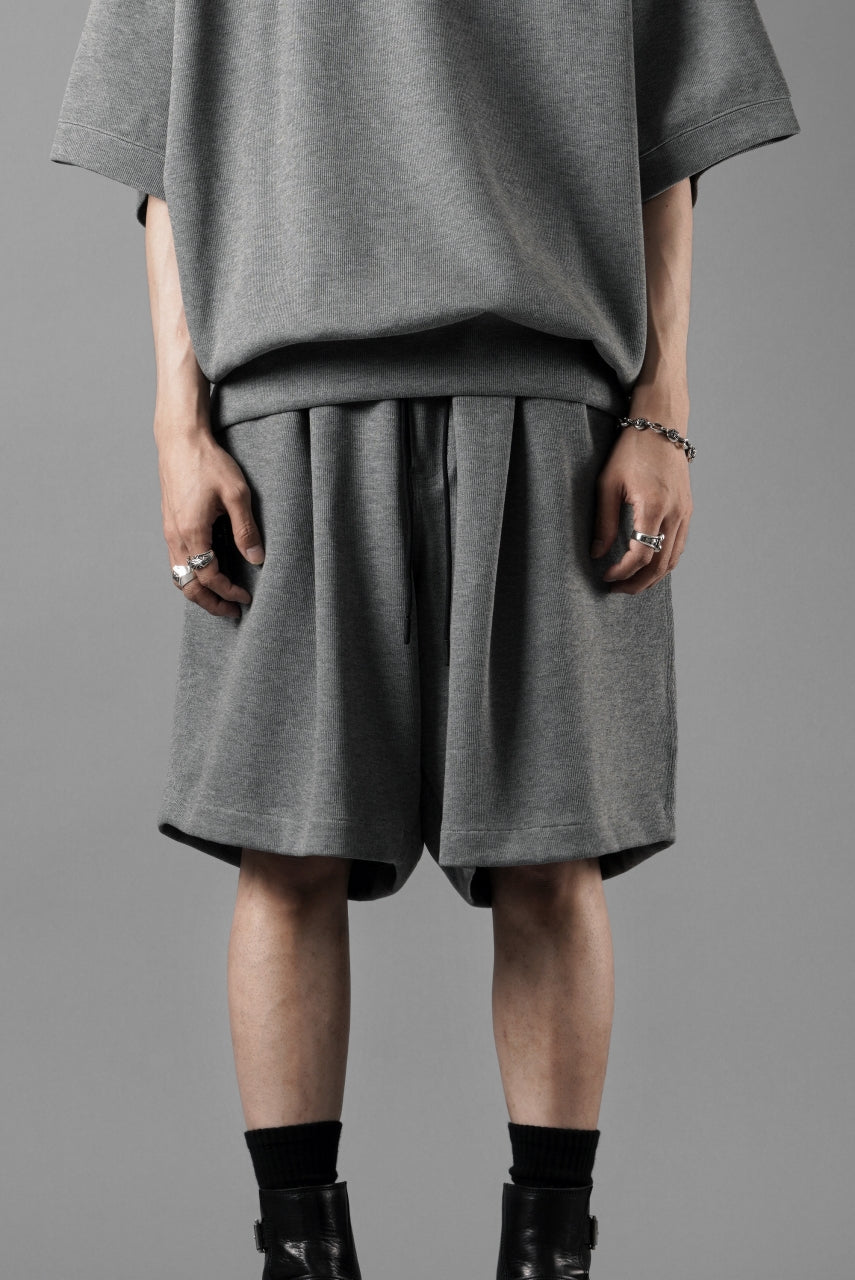 Load image into Gallery viewer, N/07 2 TUCKS EASY SHORTS / RIBBED CARDBOARD KNIT JERSEY (GREY)