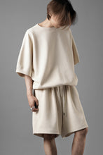 Load image into Gallery viewer, N/07 2 TUCKS EASY SHORTS / RIBBED CARDBOARD KNIT JERSEY (LIGHT BEIGE)