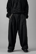 Load image into Gallery viewer, N/07 2 TUCKS WIDE TAPERED TROUSERS / HERRING BONE (GARMENT DYED) (BLACK)