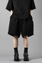 Load image into Gallery viewer, N/07 2 TUCKS EASY SHORTS / RIBBED CARDBOARD KNIT JERSEY (BLACK)