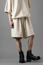 Load image into Gallery viewer, N/07 2 TUCKS EASY SHORTS / RIBBED CARDBOARD KNIT JERSEY (LIGHT BEIGE)