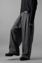 画像をギャラリービューアに読み込む, TARO HORIUCHI / th products Extra Volumed Tapered Trousers / Bishu Nep Tweed (grey)