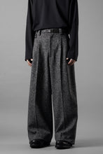 画像をギャラリービューアに読み込む, TARO HORIUCHI / th products Extra Volumed Tapered Trousers / Bishu Nep Tweed (grey)