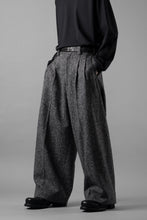 画像をギャラリービューアに読み込む, TARO HORIUCHI / th products Extra Volumed Tapered Trousers / Bishu Nep Tweed (grey)