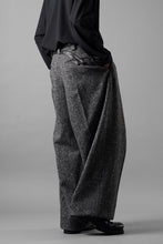 画像をギャラリービューアに読み込む, TARO HORIUCHI / th products Extra Volumed Tapered Trousers / Bishu Nep Tweed (grey)