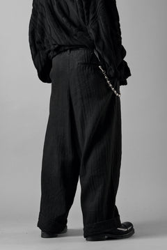 Load image into Gallery viewer, N/07 2 TUCKS WIDE TAPERED TROUSERS / HERRING BONE (GARMENT DYED) (BLACK)