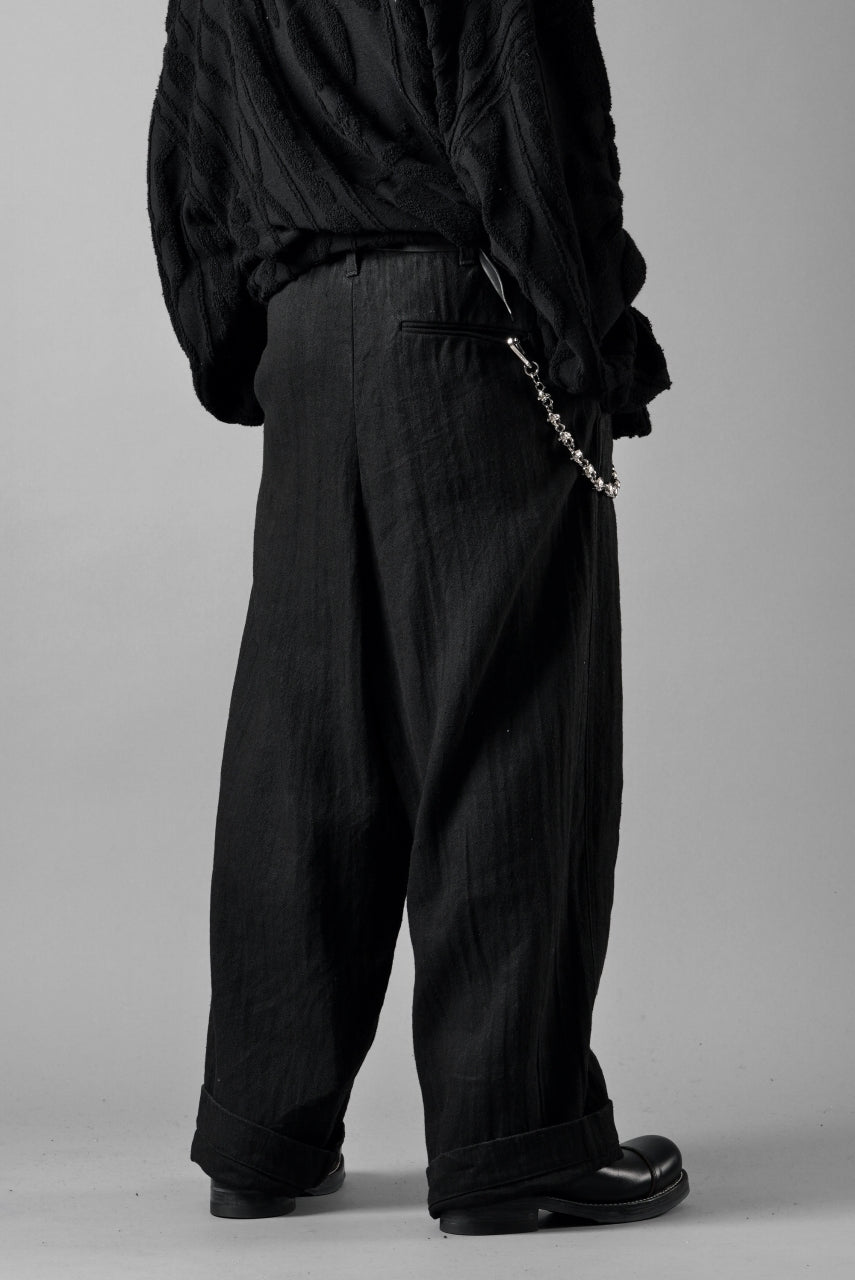 Load image into Gallery viewer, N/07 2 TUCKS WIDE TAPERED TROUSERS / HERRING BONE (GARMENT DYED) (BLACK)