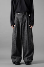 画像をギャラリービューアに読み込む, TARO HORIUCHI / th products Extra Volumed Tapered Trousers / Bishu Nep Tweed (grey)