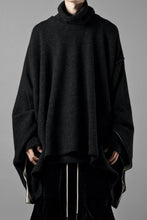 Load image into Gallery viewer, KLASICA WEARABLE BIG STOLE PONCHO / SHETLAND WOOL AMUNZEN (CARBON)