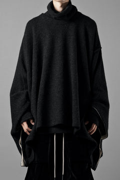 Load image into Gallery viewer, KLASICA WEARABLE BIG STOLE PONCHO / SHETLAND WOOL AMUNZEN (CARBON)