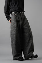 画像をギャラリービューアに読み込む, TARO HORIUCHI / th products Extra Volumed Tapered Trousers / Bishu Nep Tweed (grey)