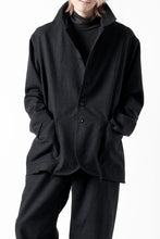 Load image into Gallery viewer, CAPERTICA CUT-OFF JACKET / WASHABLE WOOL GABA (BLACK GRAY)