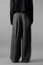 画像をギャラリービューアに読み込む, TARO HORIUCHI / th products Extra Volumed Tapered Trousers / Bishu Nep Tweed (grey)