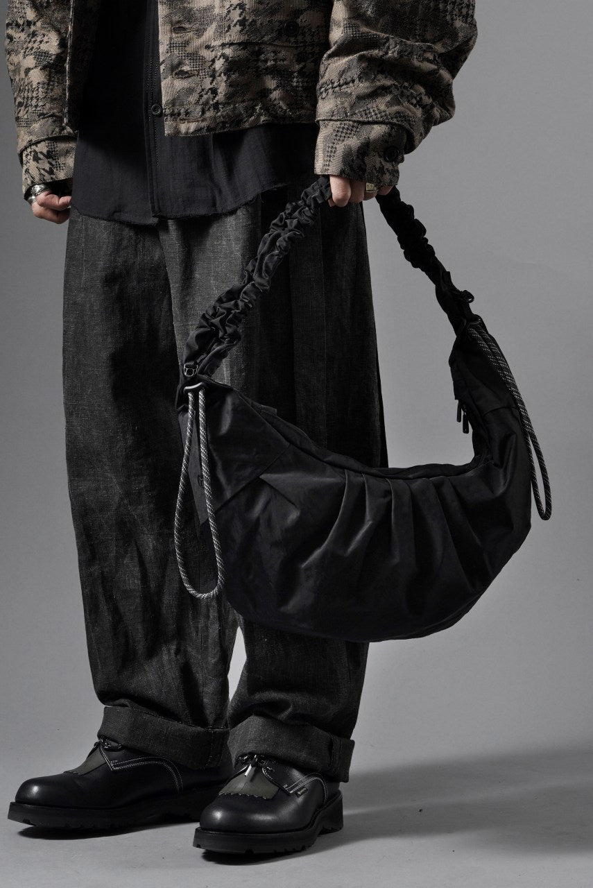 F/CE. TEXTURED TWILL BODY BAG (BLACK)