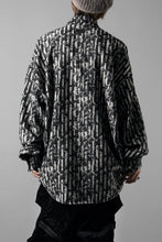 Load image into Gallery viewer, A.F ARTEFACT SNAPPED COCOON SHIRT / JACGUARD BLURRED STRIPE (BLACK x WHITE)