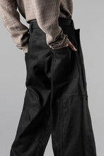 画像をギャラリービューアに読み込む, OPPOSE DUALITY 8POCKET PANEL WIDE DENIM TROUSERS (BLACK GREY)