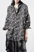 Load image into Gallery viewer, 【SAMPLE】A.F ARTEFACT COCOON SHIRT-JACKET / JACQUARD BLURRED STRIPE (BLACK × WHITE)