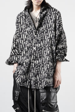 Load image into Gallery viewer, 【SAMPLE】A.F ARTEFACT COCOON SHIRT-JACKET / JACQUARD BLURRED STRIPE (BLACK × WHITE)