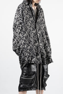 Load image into Gallery viewer, 【SAMPLE】A.F ARTEFACT COCOON SHIRT-JACKET / JACQUARD BLURRED STRIPE (BLACK × WHITE)