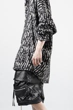 Load image into Gallery viewer, 【SAMPLE】A.F ARTEFACT COCOON SHIRT-JACKET / JACQUARD BLURRED STRIPE (BLACK × WHITE)
