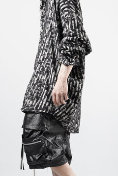 Load image into Gallery viewer, 【SAMPLE】A.F ARTEFACT COCOON SHIRT-JACKET / JACQUARD BLURRED STRIPE (BLACK × WHITE)