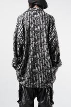 Load image into Gallery viewer, 【SAMPLE】A.F ARTEFACT COCOON SHIRT-JACKET / JACQUARD BLURRED STRIPE (BLACK × WHITE)