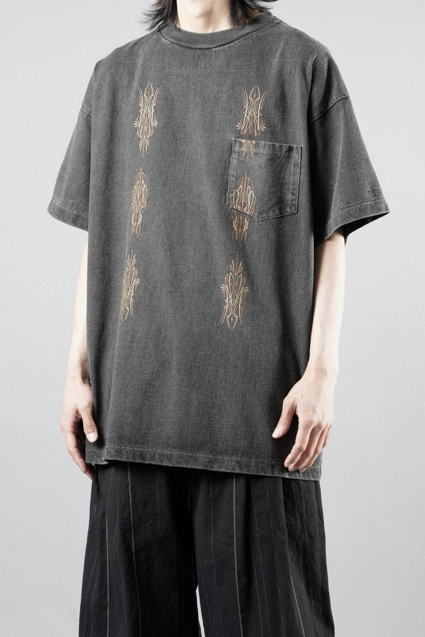 画像をギャラリービューアに読み込む, LASTMAN PRINTED POCKET TEE SHIRT -PIN STRIPE- (FADE BLACK)