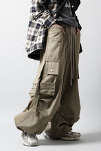 Load image into Gallery viewer, 【SAMPLE】A.F ARTEFACT TWILL CARGO  WIDE PANTS (BEIGE)