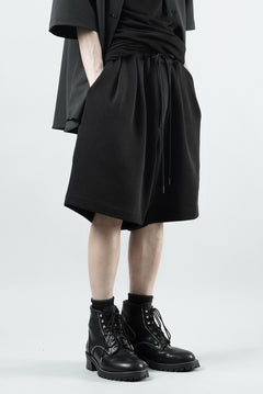 Load image into Gallery viewer, N/07 2 TUCKS EASY SHORTS / RIBBED CARDBOARD KNIT JERSEY (BLACK)