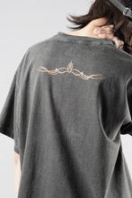画像をギャラリービューアに読み込む, LASTMAN PRINTED POCKET TEE SHIRT -PIN STRIPE- (FADE BLACK)