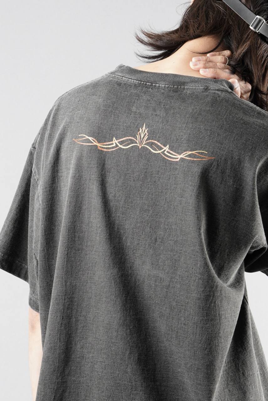 画像をギャラリービューアに読み込む, LASTMAN PRINTED POCKET TEE SHIRT -PIN STRIPE- (FADE BLACK)