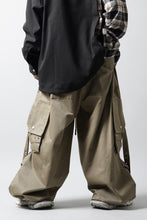 Load image into Gallery viewer, 【SAMPLE】A.F ARTEFACT TWILL CARGO  WIDE PANTS (BEIGE)
