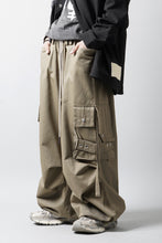 Load image into Gallery viewer, 【SAMPLE】A.F ARTEFACT TWILL CARGO  WIDE PANTS (BEIGE)